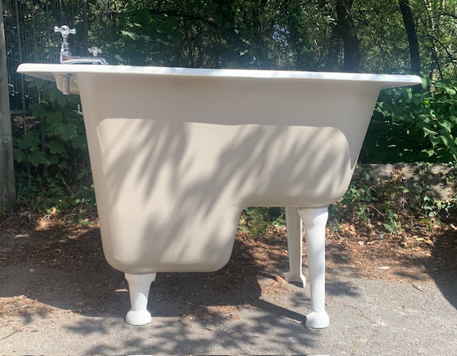 Climery Sitz Bath finished in Jenny Wren with white legs above picture
