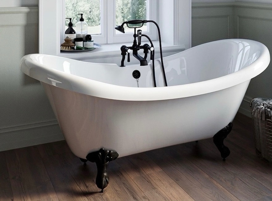 Antique bath with black hard wear