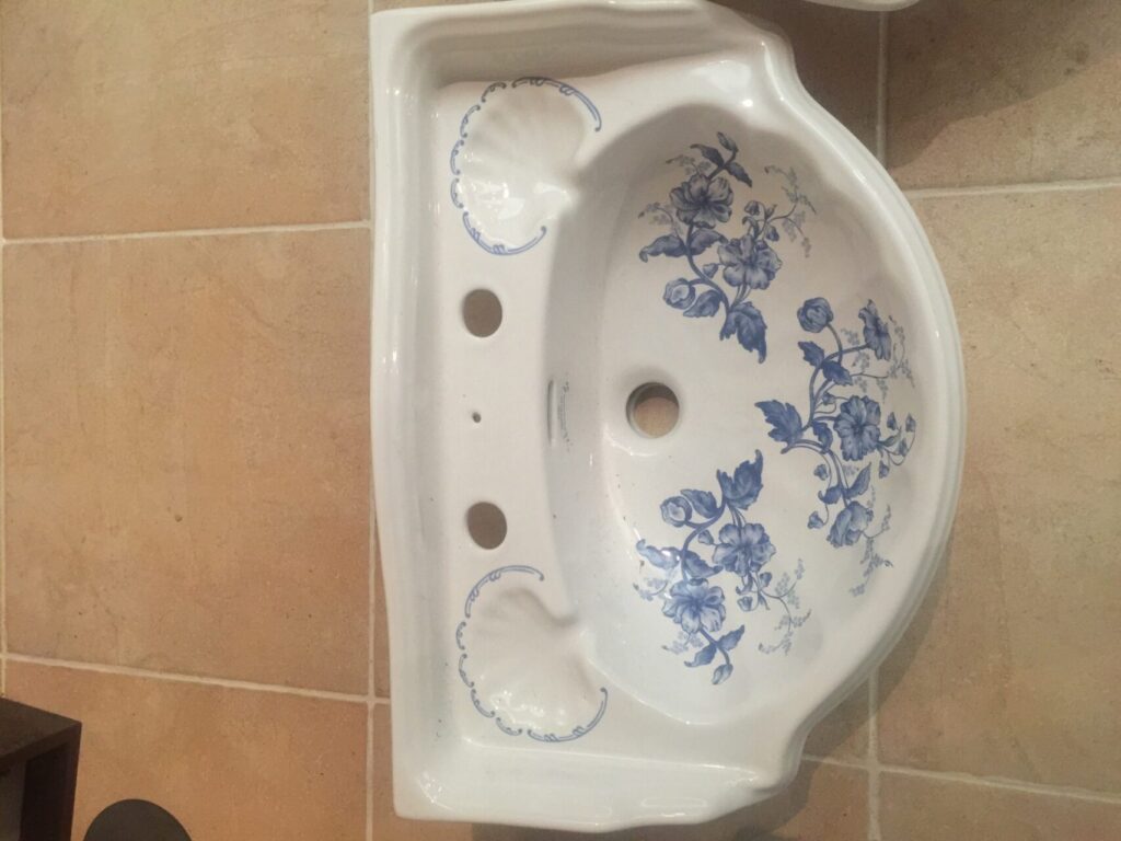 Imperial Oxford Recycled Low Flush Toilet with Gold Fittings