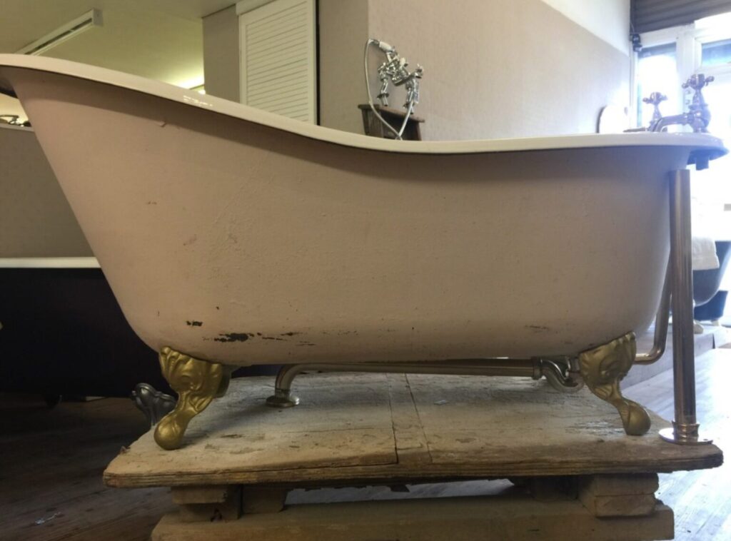 Straight edge slipper bath