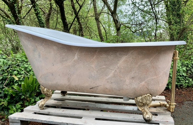 antique bath ready for restoration (1)
